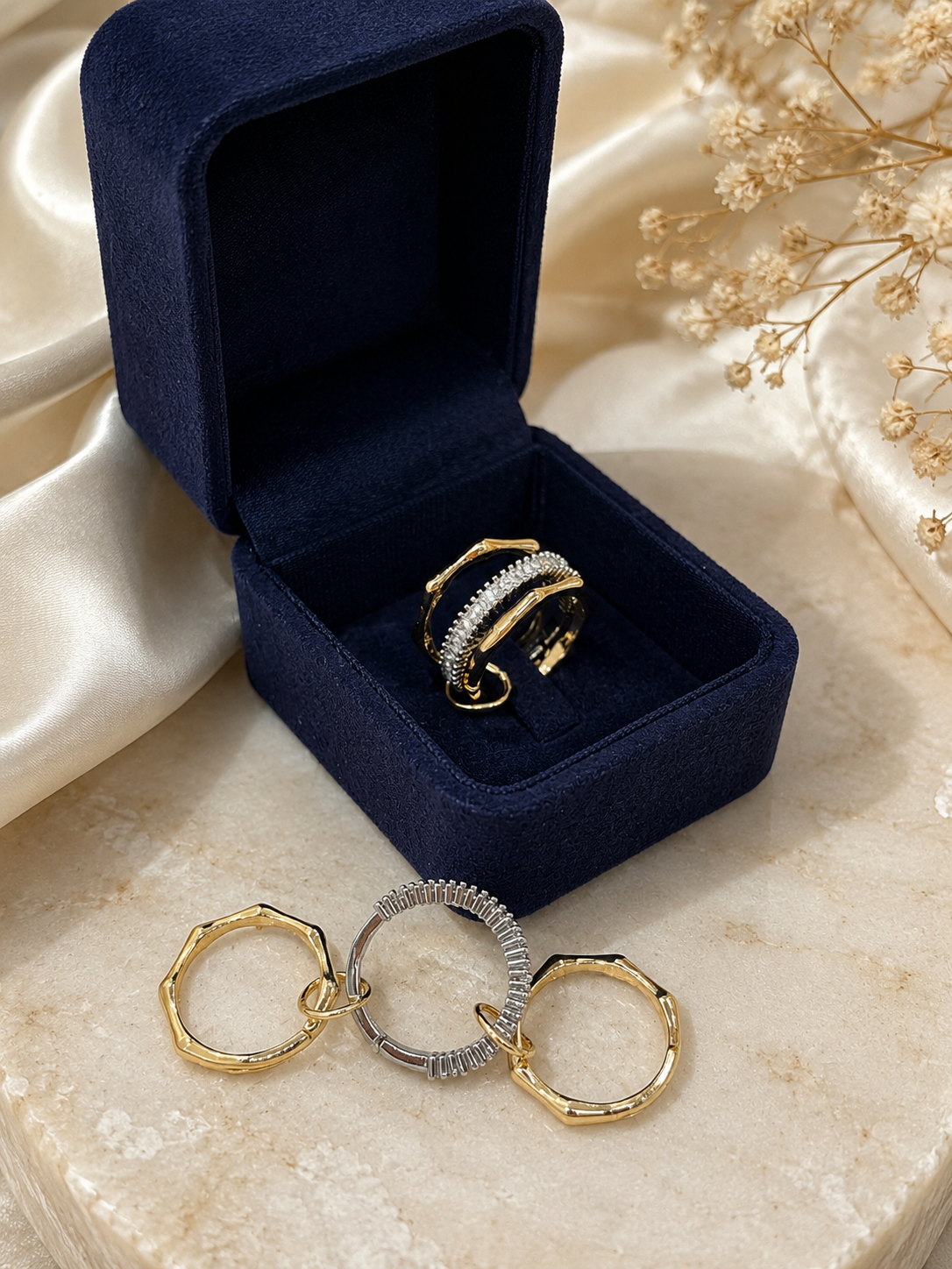 Sadeè Infinity Ring Set